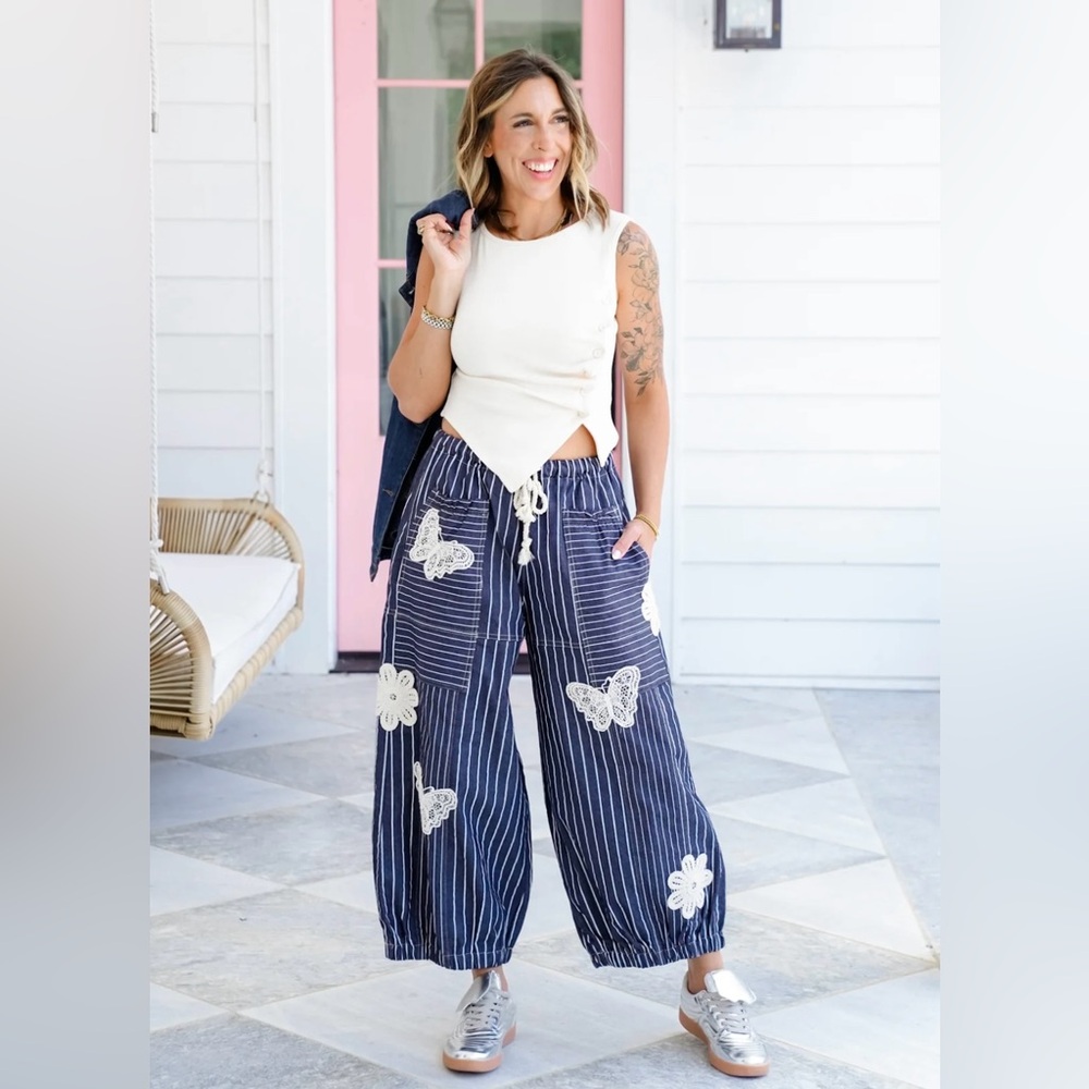DAVI & DANI Navy and White Bufferfly Embroidered Wide-Leg Pants